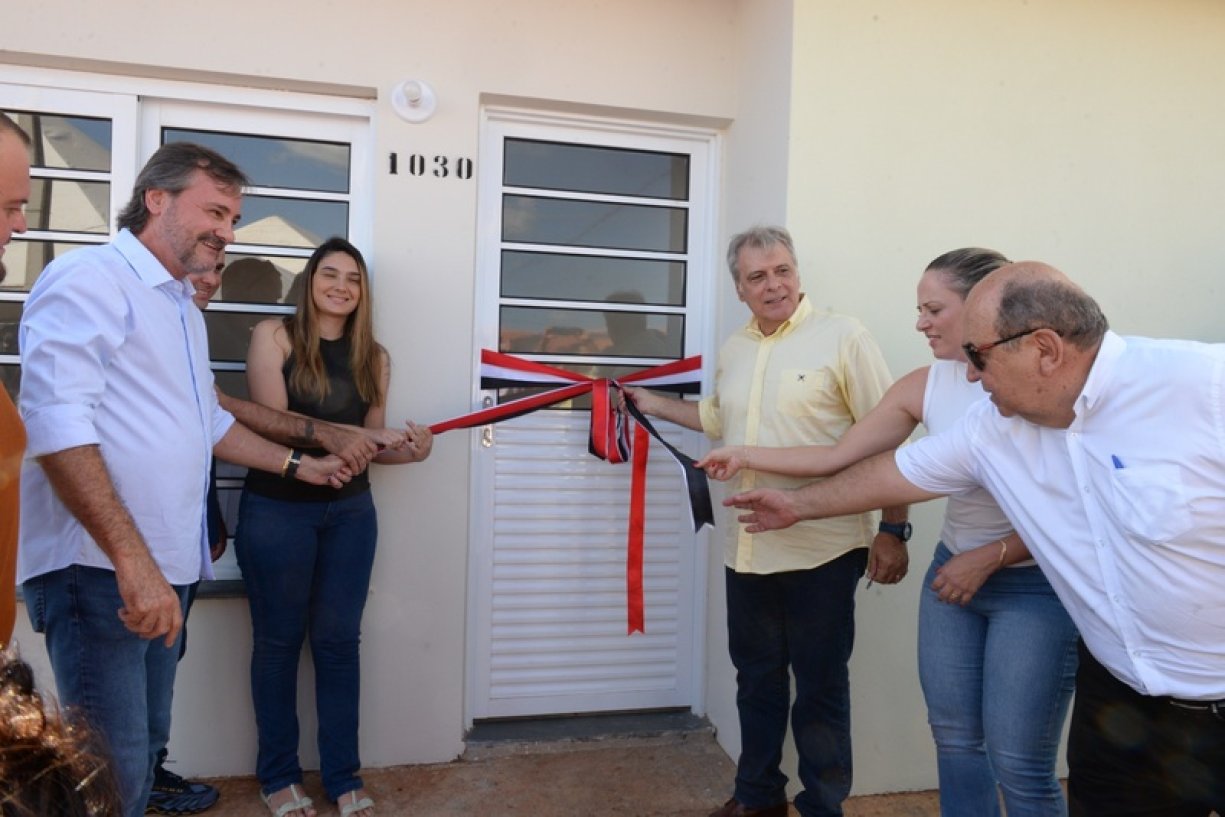 Tobardini e autoridades entregam as primeiras chaves do novo Conjunto Habitacional da CDHU